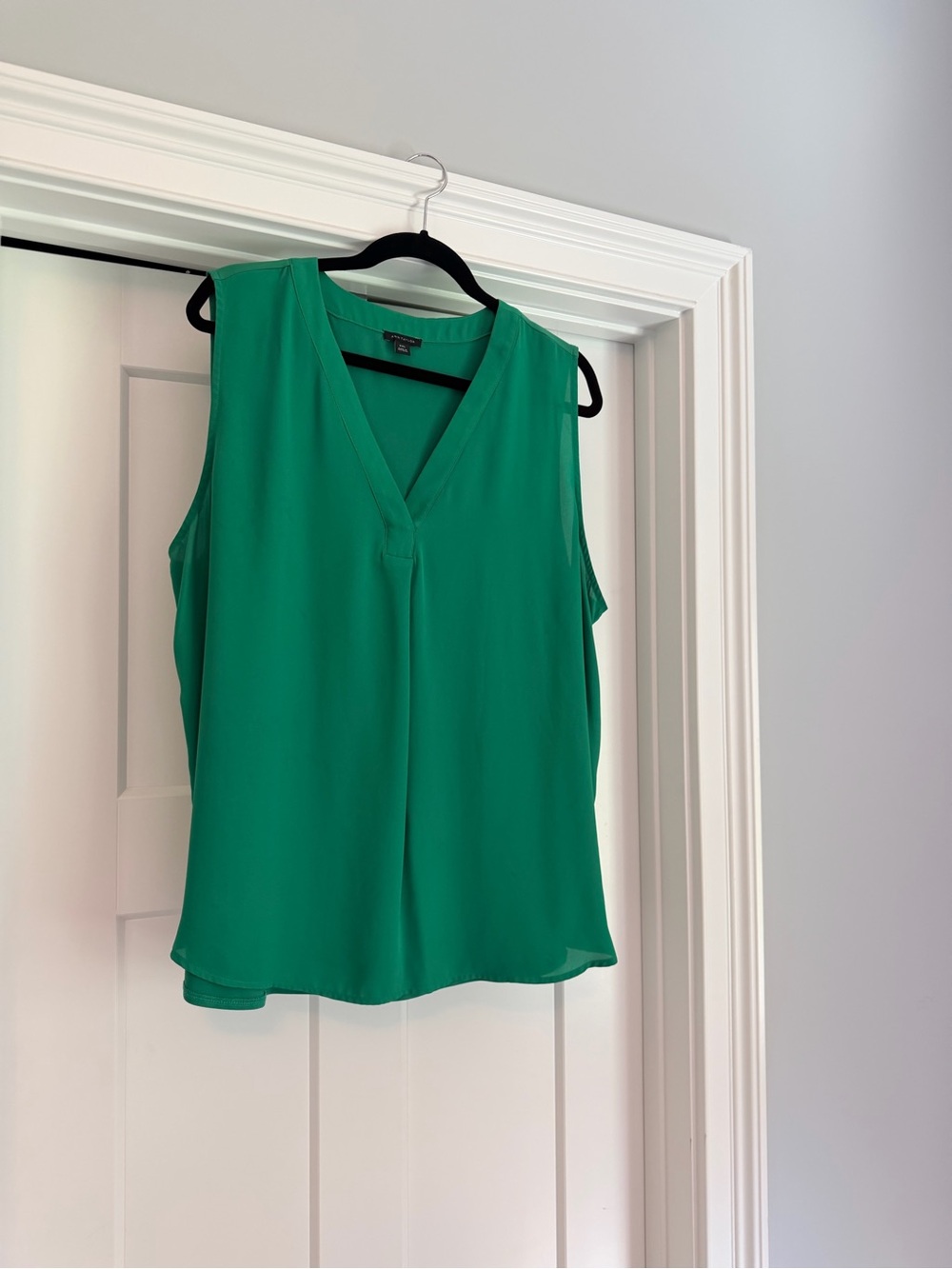 Ann Taylor Sleeveless V-Neck Camisole in Emerald Green